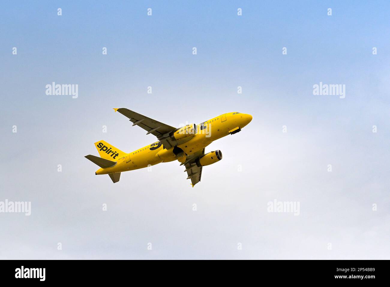 Austin, Texas - Febbraio 2023: Airbus A319 passeggeri jet (registrazione N532NK) operata da Spirit Airlines arrampicata dopo il take dall'aeroporto della città Foto Stock