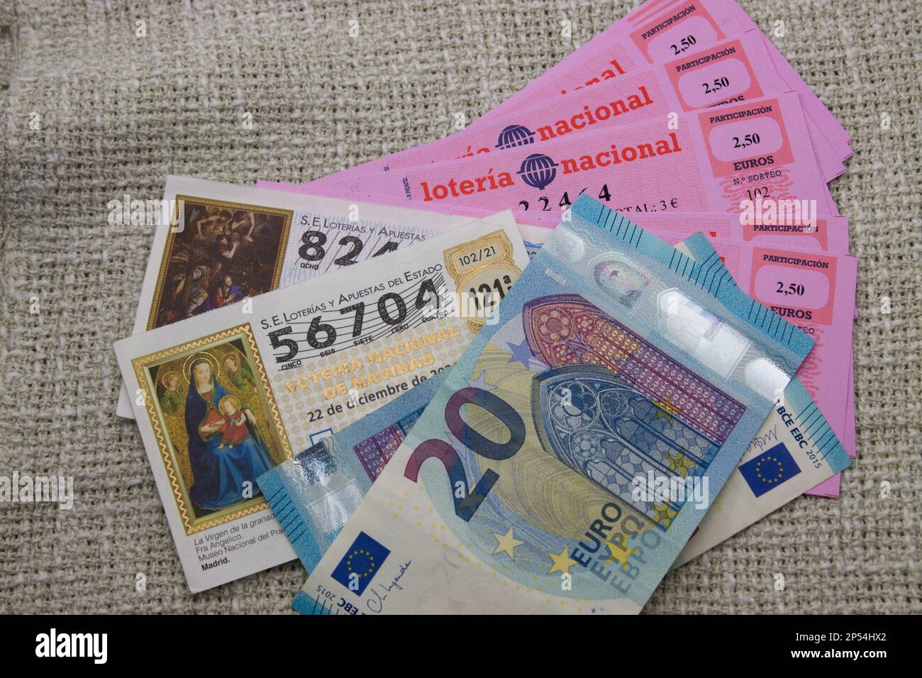 Piatto di alcuni biglietti lotteria spagnola di Natale insieme ad alcune partecipazioni e venti banconote di euro Foto Stock