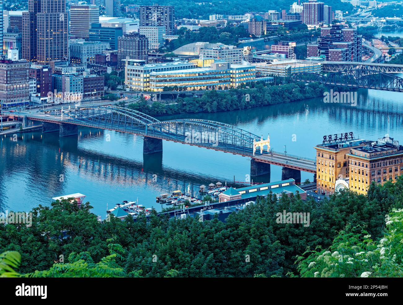 Vista dal Monte Washington: Smithfield Street Bridge, P&LERR Terminal e Station Square in primo piano; PNC Firstside Center, centro. Foto Stock