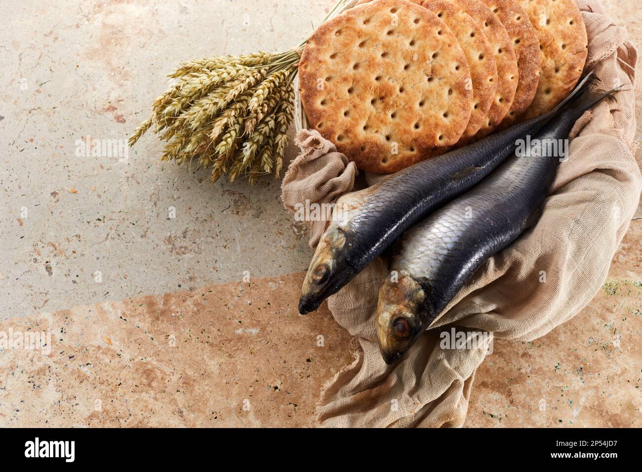 Cinque Pani E Due Pesci Il miracolo dei cinque pani e dei due pesci immagini e fotografie stock