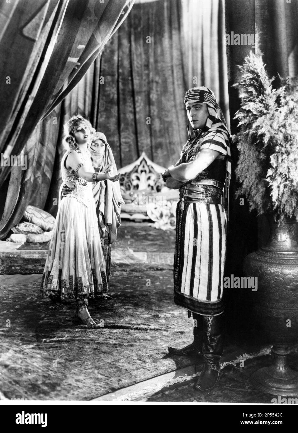 1926 , USA : l'attore cinematografico silenzioso RUDOLPH VALENTINO ( Rodolfo Guglielmi , 1895 - 1926 ) con WILMA BANKY figlio DELLO SCEICCO ( il figlio dello Sceicco ) di George Fitzmaurice , dal romanzo di Edith Maude Hull , Paramount Picture - CINEMA MUTO - RODOLFO - atto cinematografico - VILMA - LATINO LOVER - italoamericano - italo americano - emigrante - emigrante - italo-americano - ritratto - ritratto - turbante - turbante - arabo - arabo - innamorati - innamorati - amanti - ricci - boccoli - riccioli - braccialetto - braccialetto - gioielli - gioielleria - gioielleria - gioielleria - gioielleria Foto Stock