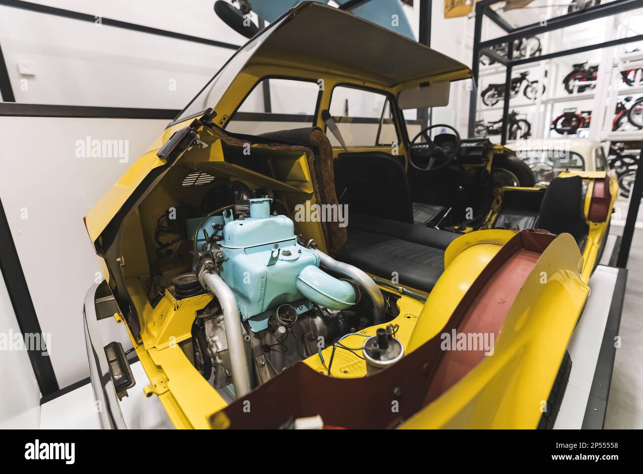 Varsavia, Polonia 01.03.2023 - Polacco Fiat 126p Maluch sezione trasversale in un Museo della tecnologia a Varsavia. Foto di alta qualità Foto Stock