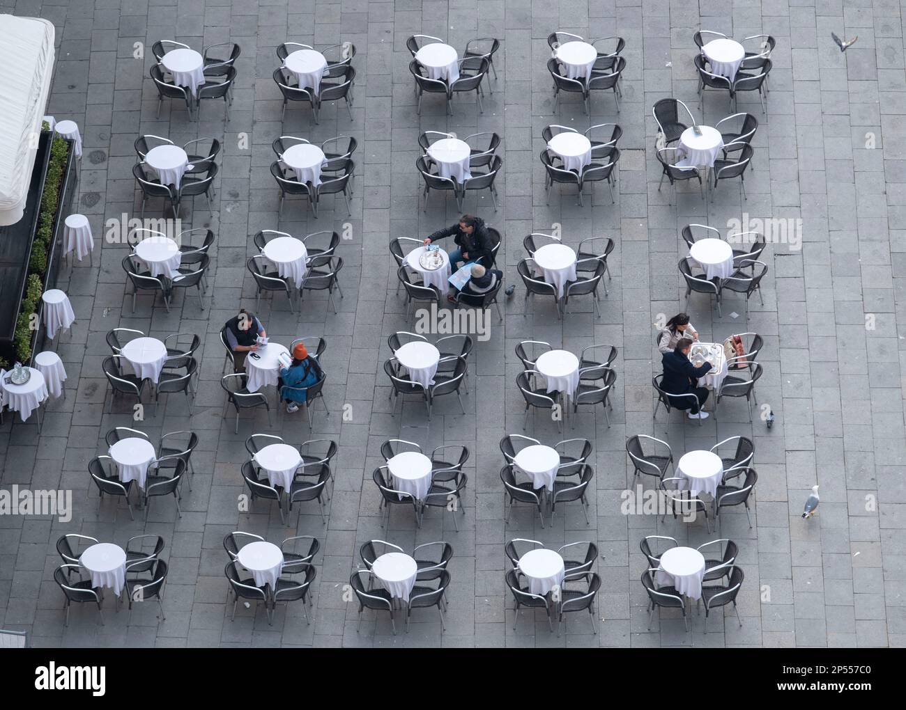 Tavoli Street cafe fotografati dall'alto, Venezia, Italia Foto Stock