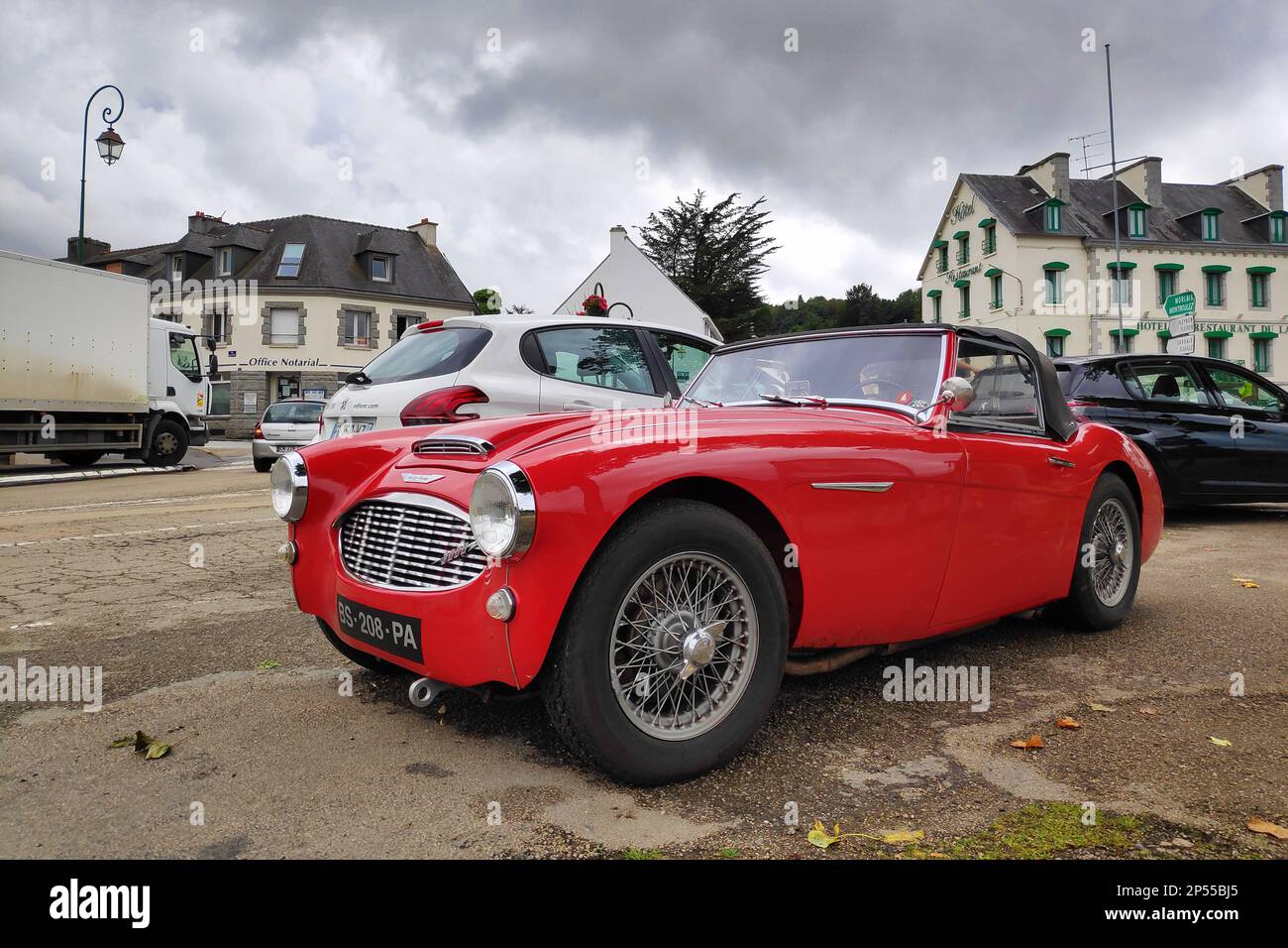 Huelgoat, Francia - Settembre 09 2021: L'Austin-Healey 3000 è un'auto sportiva costruita tra il 1959 e il 1967 da Jensen Motors per il marchio Austin-Healey. Foto Stock