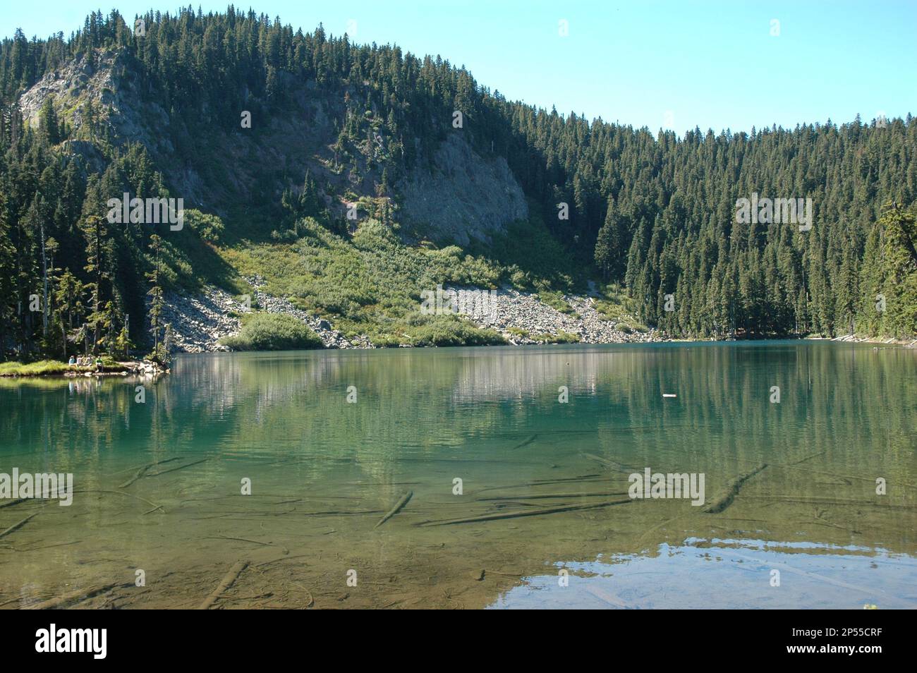 ADVANCE FOR USE THURSDAY, SEPT. 5, 2013 AND THEREAFTER - This Aug. 31, 2013 photo shows the 12-acre Blue Lake in the Indian Heaven Wilderness area of the Gifford Pinchot National Forest near Carson, Wash. Blue Lake is one of the more popular destinations in Indian Heaven where the 20,600-acre wilderness is a gentle plateau dotted with more than 150 small lakes and tarns, plus many meadows and lot of huckleberries. (AP Photo/The Columbian, Allen Thomas) Foto Stock