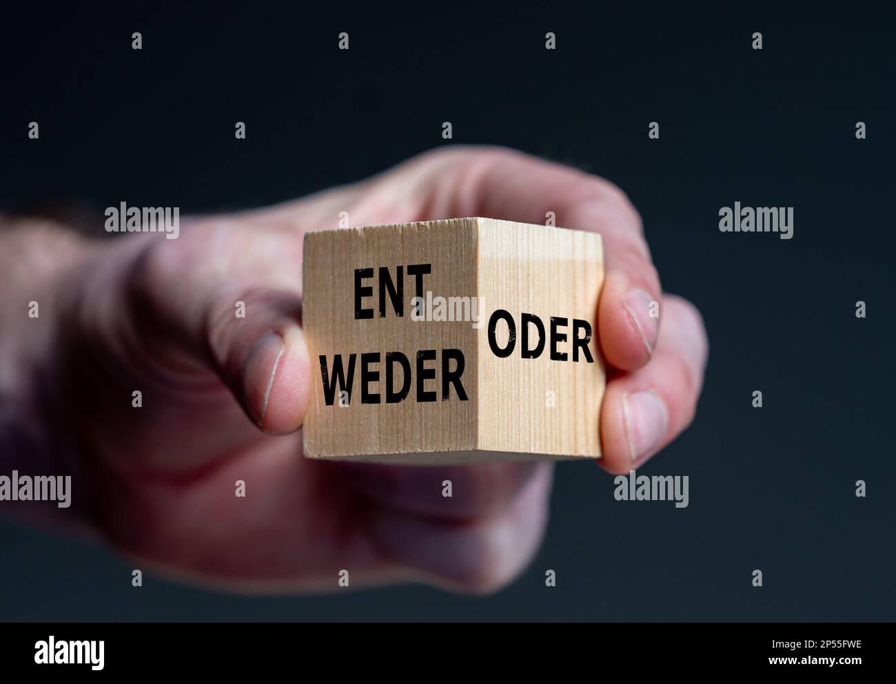 Cubo di legno con le parole tedesche «entrweder» (o) e «oder» (o). Foto Stock