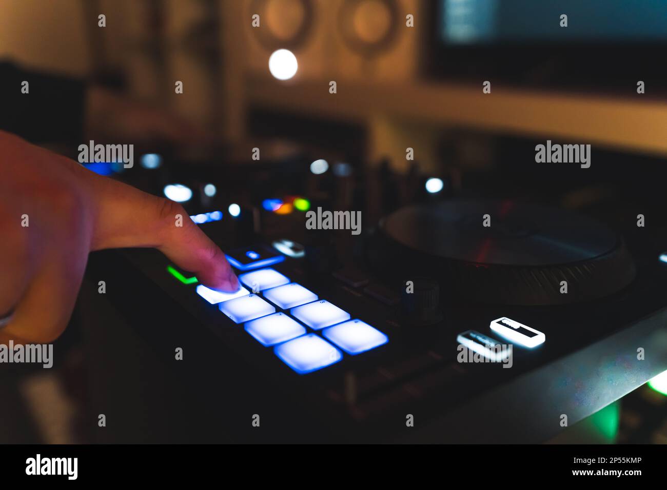 uomo che lavora a un sintetizzatore audio in uno studio di registrazione professionale, primo piano. Foto di alta qualità Foto Stock