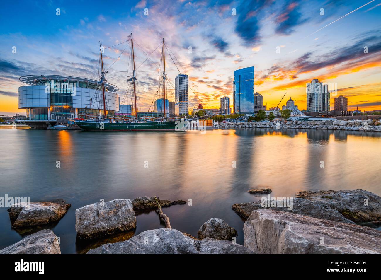 Milwaukee, Wisconsin, USA, skyline del centro città sul lago Michigan al tramonto. Foto Stock