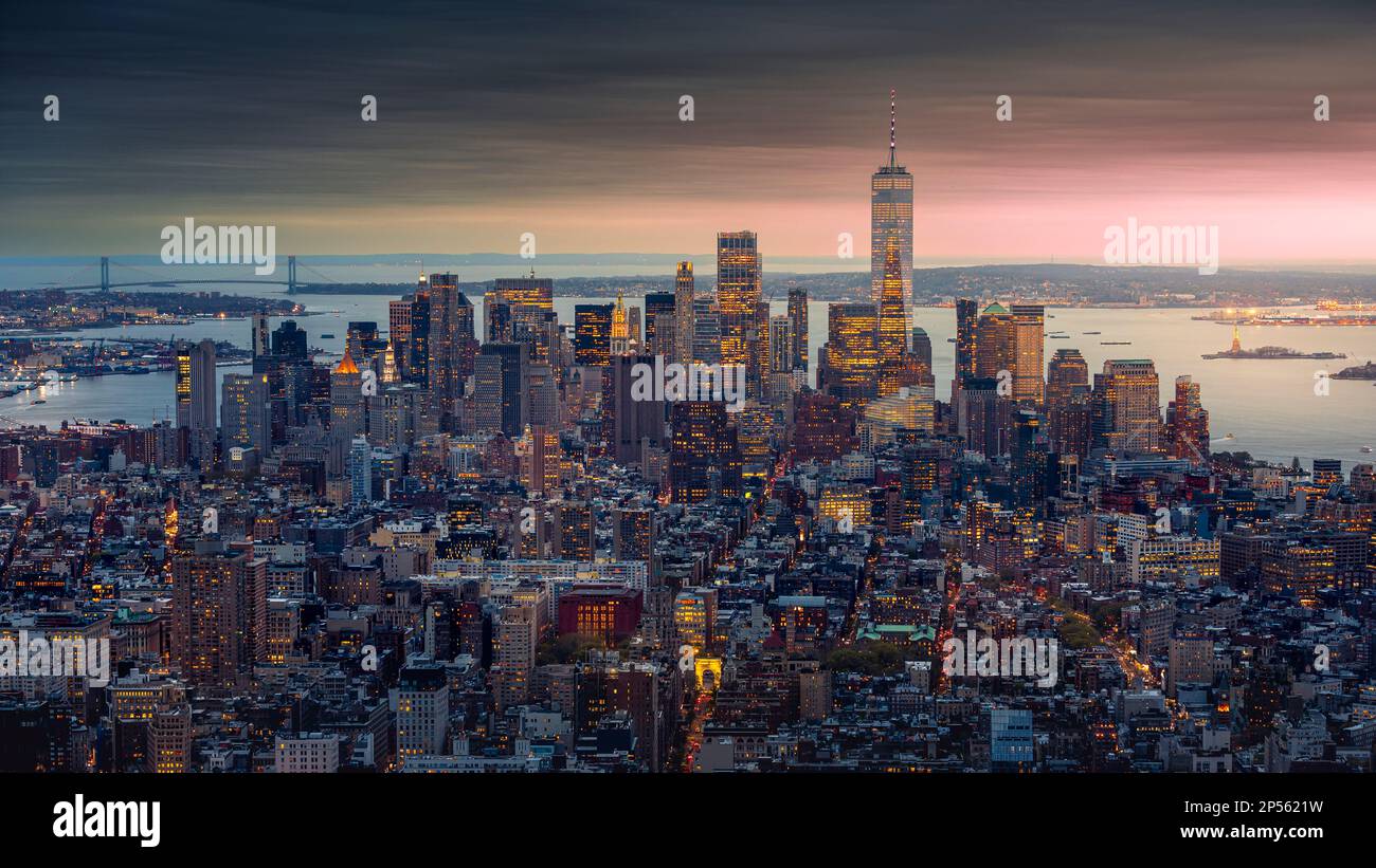New York, USA - 26 aprile 2022: Skyline di New York alla fine del tramonto Foto Stock