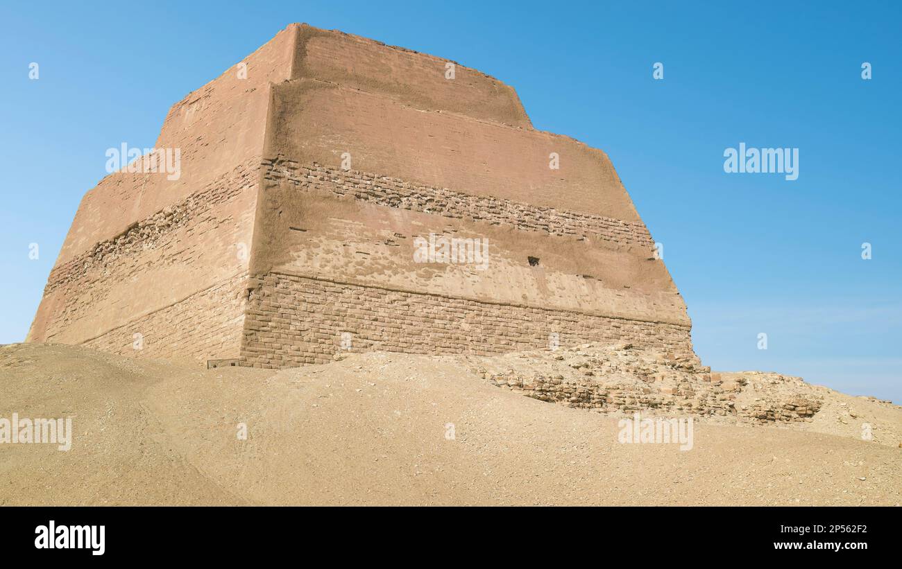 La piramide di Meidum, Egitto si trova a circa 72 chilometri a sud del Cairo moderno. Foto Stock