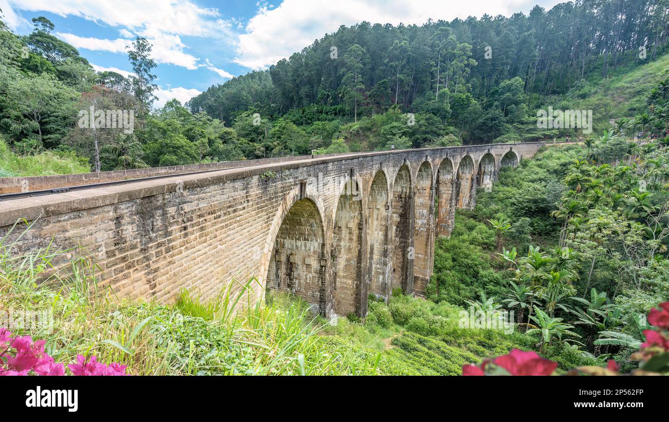 Una vista del Ponte del Nine Arch a Ella, Sri Lanka. Foto Stock