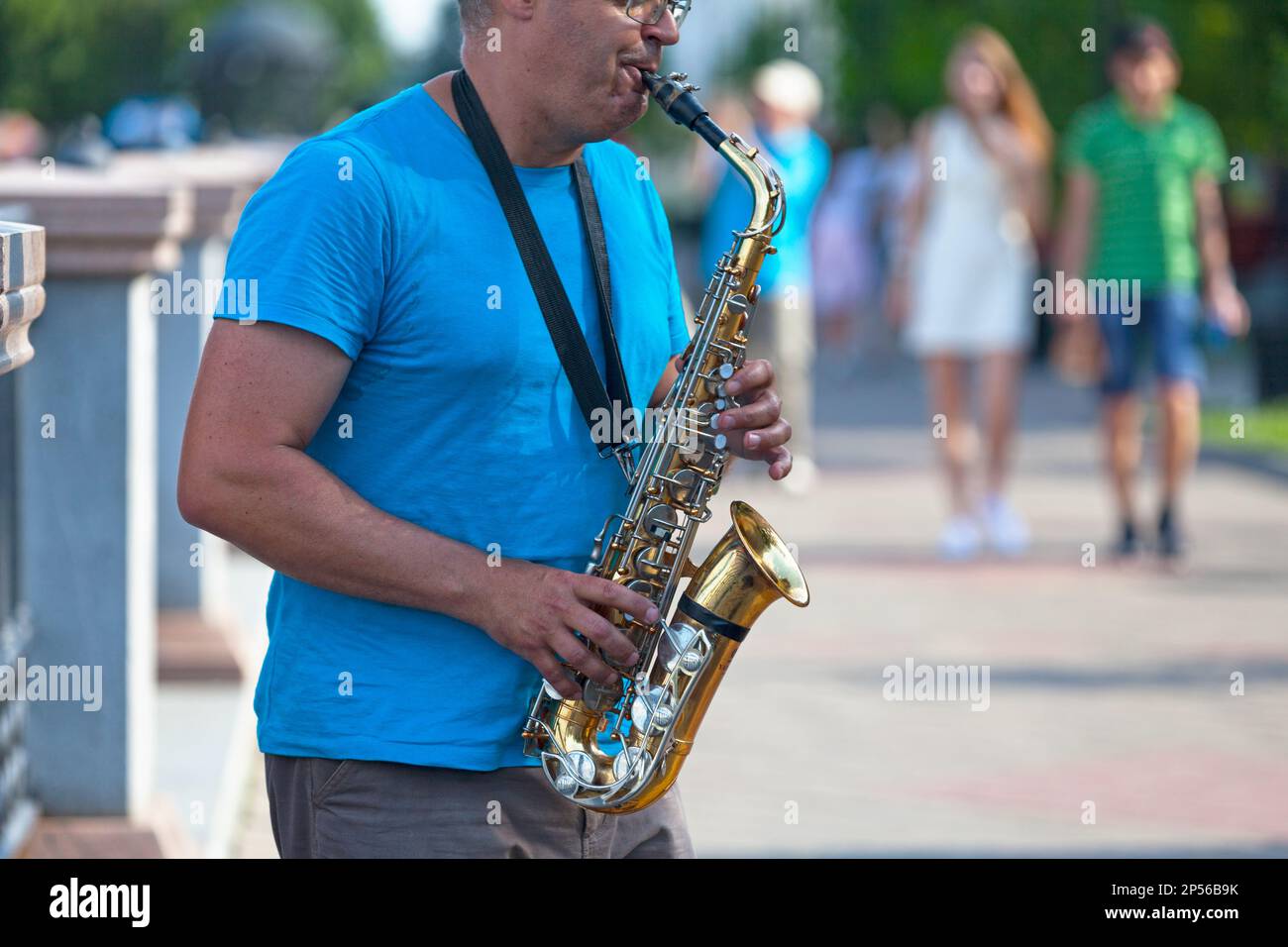 Ekaterinburg, Russia - 15 2018 luglio: Musicista che suona con un sassofono in una strada turistica. Foto Stock