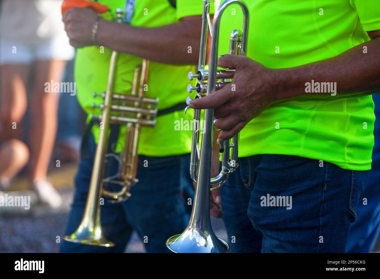 Saint-Gilles les bains, la Réunion - Giugno 25 2017: Due giocatori di tromba che giocano durante il carnevale del Grand Boucan. Foto Stock