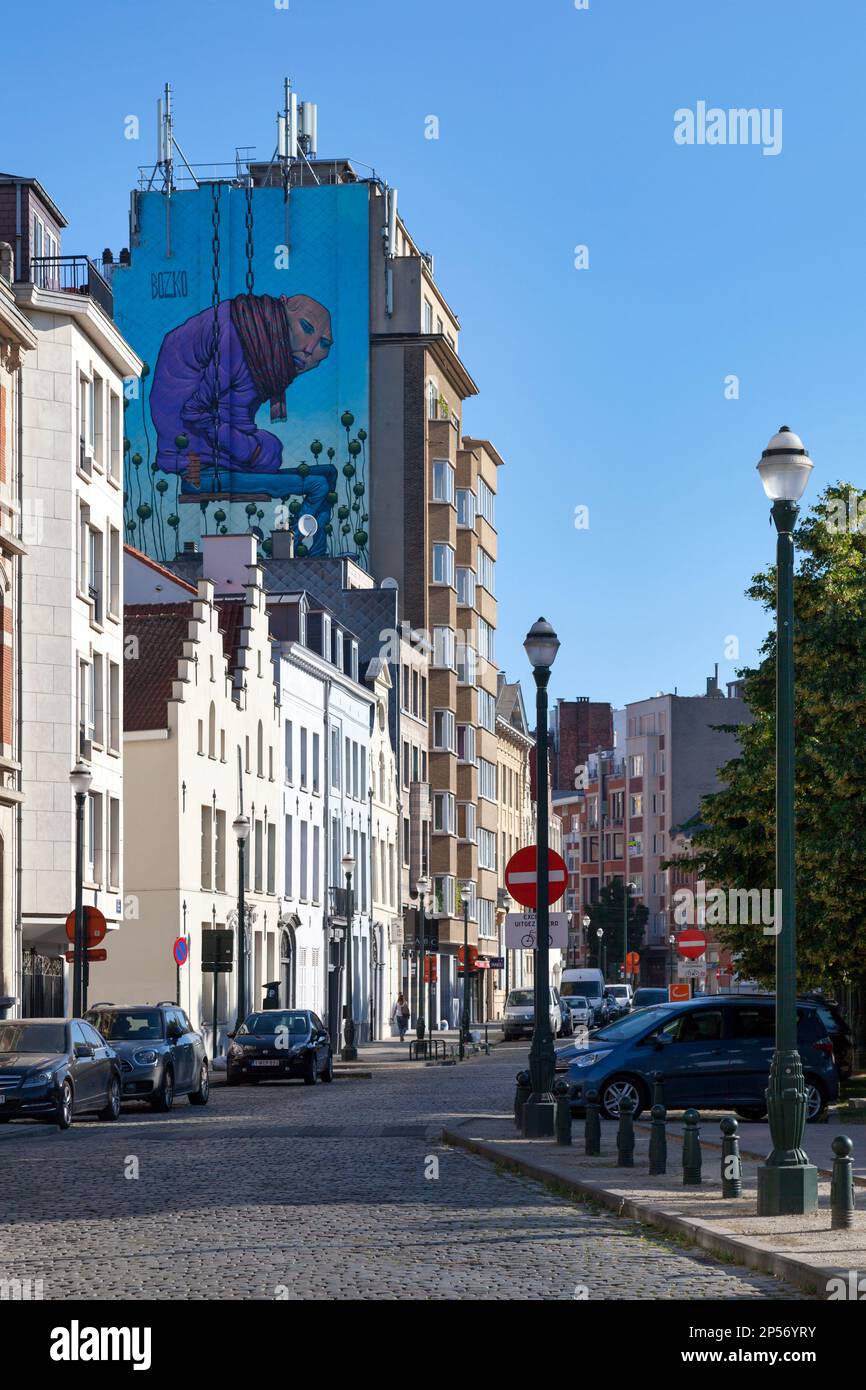 Bruxelles, Belgio - Luglio 03 2019: Il Quai au Bois de Construction con le sue case a timpano a gradini dominata da un murale di Bozko. Foto Stock