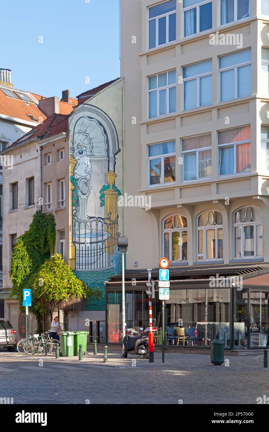 Bruxelles, Belgio - Luglio 03 2019: Il muro cubito si trova in 'Rue de Flandre'. La parete illustra Cubitus che sostituisce il Manneken-Pis. Foto Stock