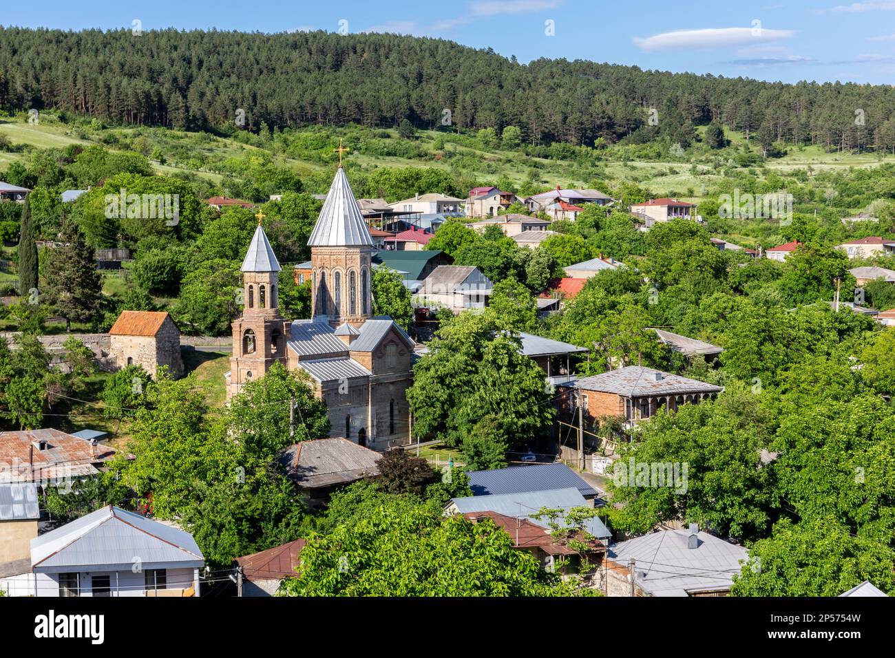 Paesaggio di Surami, piccola città (daba) in Georgia, la regione di Shida Kartli con architettura rurale e Surami St. George, chiesa armena ortodossa. Foto Stock