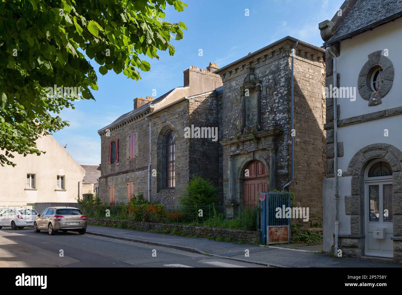 Carhaix-Plouguer, Francia - 13 2021 agosto: L'ex convento degli Ospitalieri e la cappella di Notre-Dame-de-Grâce. Foto Stock