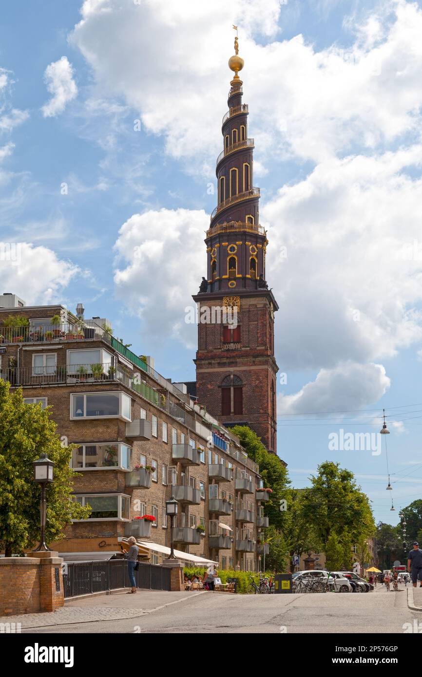 Copenaghen, Danimarca - Giugno 28 2019: La Chiesa del nostro Salvatore (danese: VOR Frelsers Kirke) è una chiesa barocca più famosa per la sua guglia elicoidale. Foto Stock