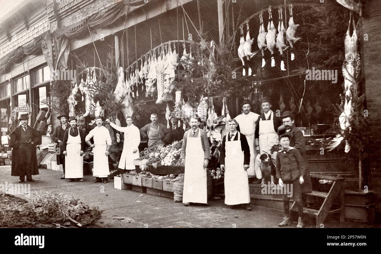 Macelleria all'inizio del 1900s, esterni, pollame, mercato della carne d'epoca, Seattle Washington Foto Stock