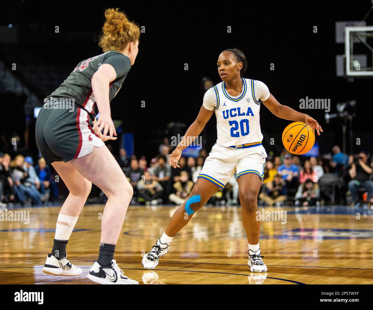 Lasvegas, Nevada, USA. 05th Mar, 2023. La guardia dell'UCLA Charisma Osborne (20) mette in gioco il torneo NCAA Women's Basketball PAC -12 Tournament Championship tra UCLA Bruins e i Washington state Cougars. Washington state Beat UCLA 65-61at Mandalay Bay Michelob Arena Las Vegas, Nevada. Thurman James /CSM/Alamy Live News Foto Stock