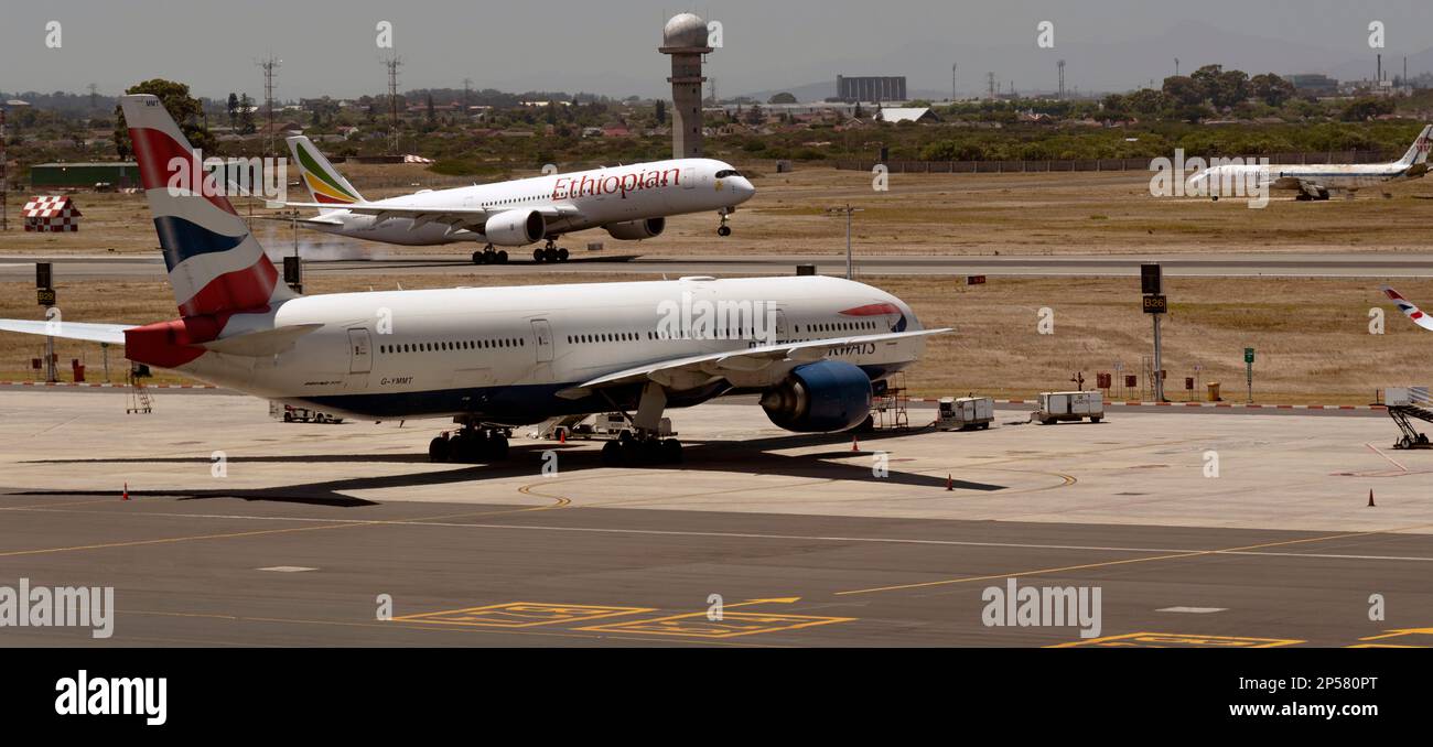 Città del Capo, Sudafrica. 2023. Atterraggio di jet passeggeri sulla pista principale dell'aeroporto internazionale CPT.. Foto Stock