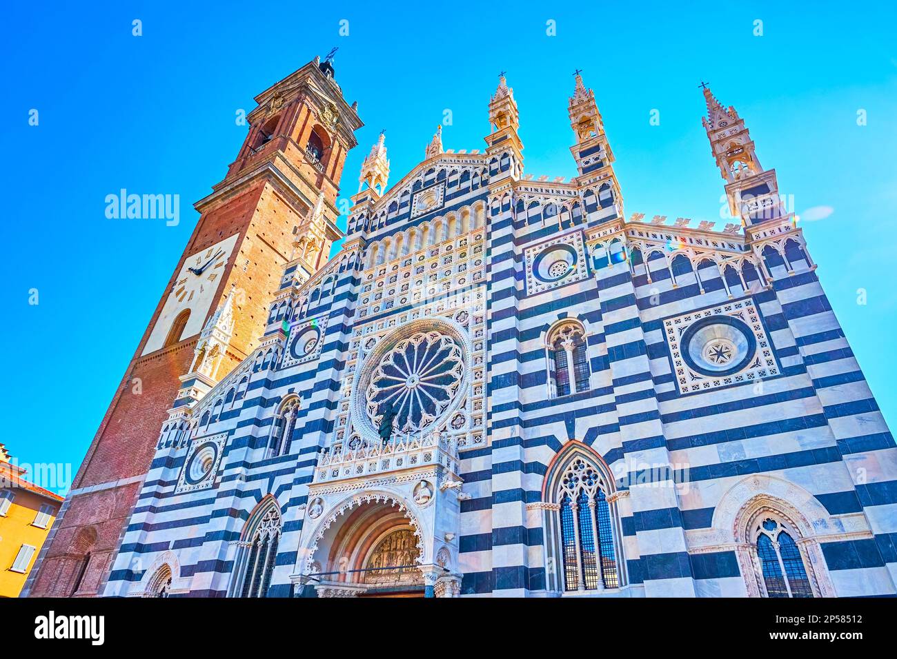 La facciata a righe del Duomo di Monza decorata con marmo, Monza, Italia Foto Stock