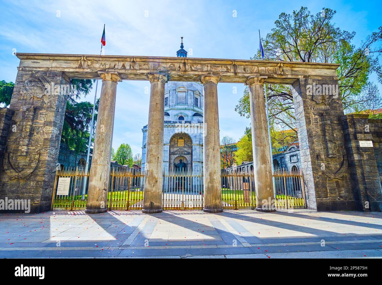 Tempio della Vittoria con il suo colonnato in Piazza Sant'Ambrogio, Milano Foto Stock