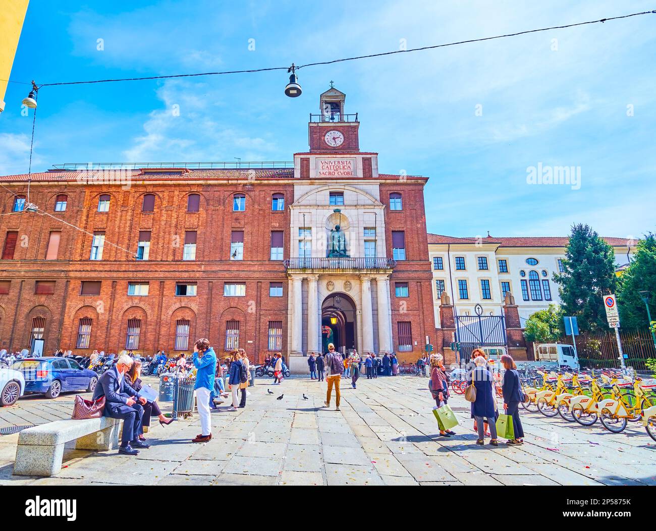 MILANO, ITALIA - 11 APRILE 2022: L'affollata Piazza Sant'Ambrogio con la costruzione dell'Università Cattolica del Sacro cuore, il 11 aprile a Milano Foto Stock