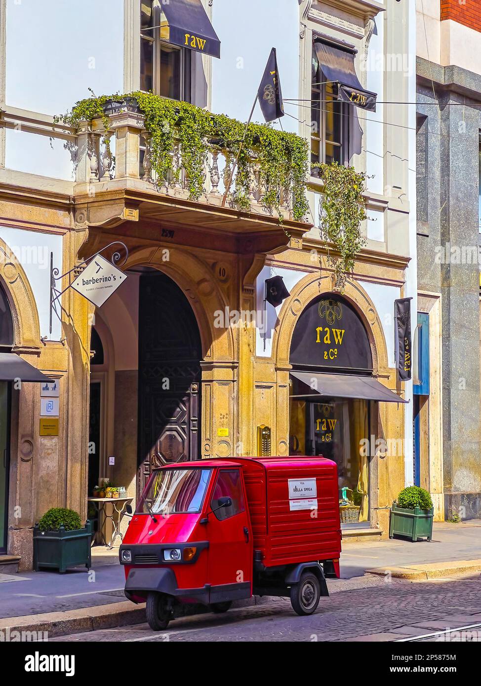 MILANO, ITALIA - 11 APRILE 2022: Scooter a tre ruote piccolo in corso Magenta, il 11 aprile a Milano Foto Stock