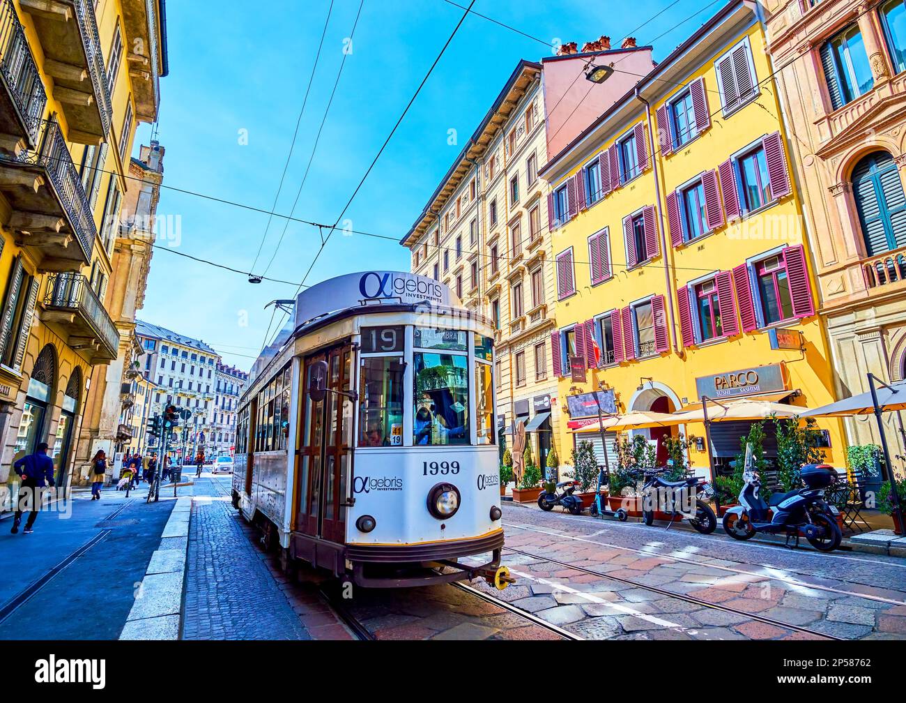MILANO, ITALIA - 11 APRILE 2022: Tram in stile retrò in via corso Magenta nel quartiere centrale, il 11 aprile a Milano Foto Stock
