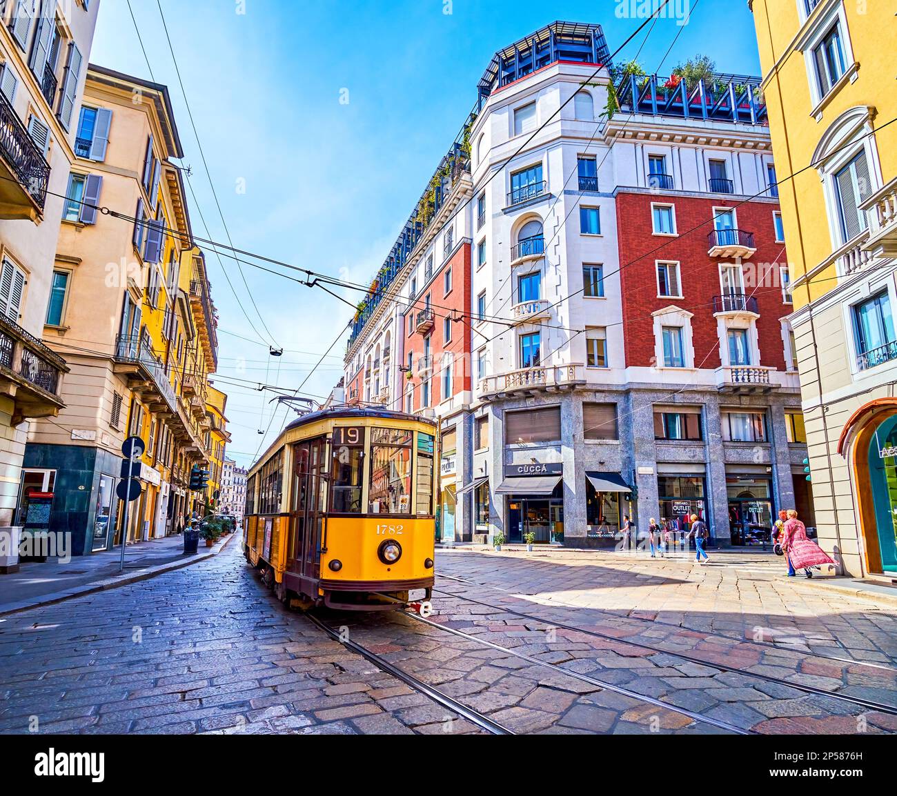 MILANO, ITALIA - 11 APRILE 2022: Giro in tram retrò giallo lungo corso Magenta, il 11 aprile a Milano Foto Stock