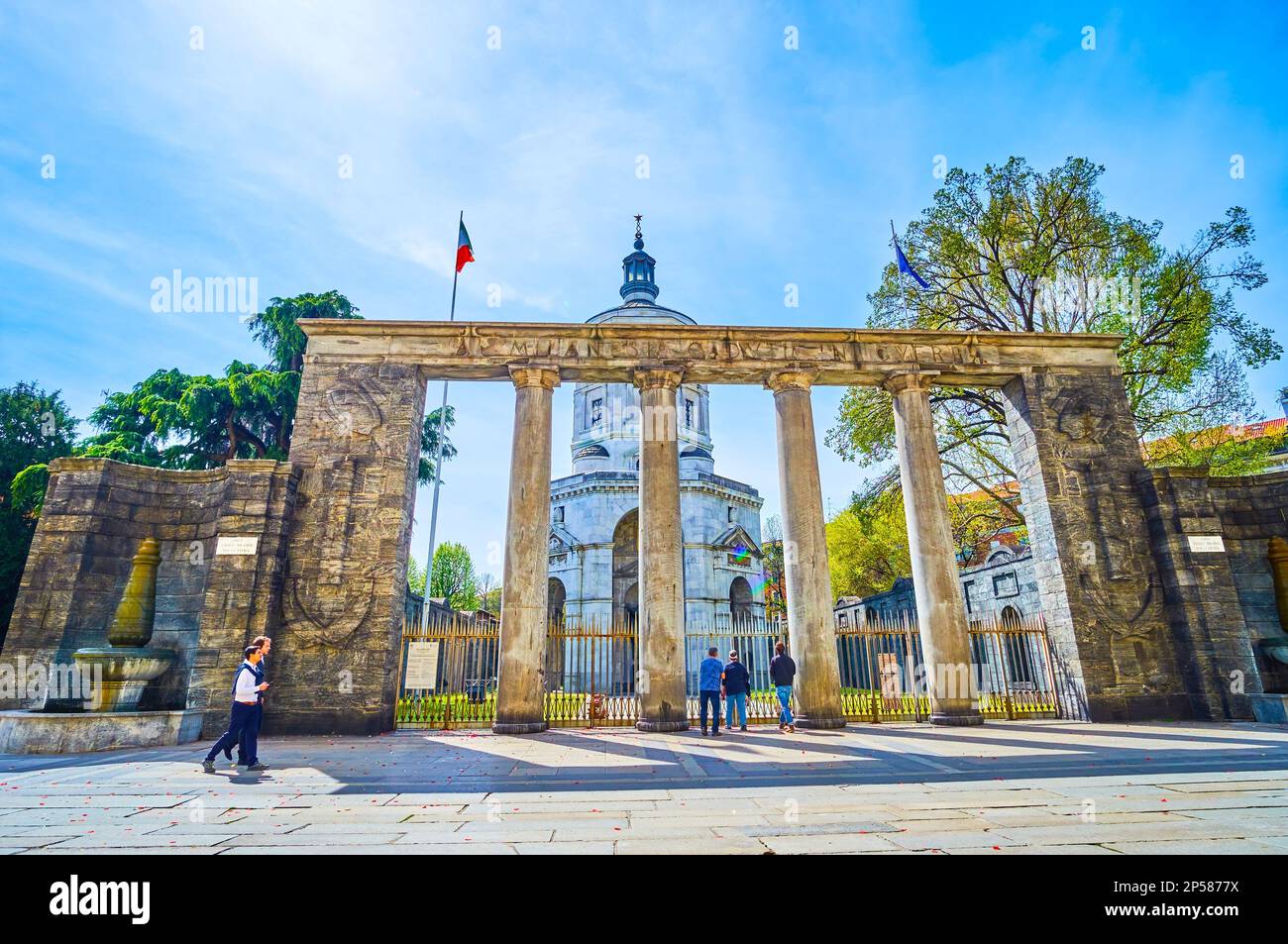 MILANO, ITALIA - 11 APRILE 2022: Il colonnato del Tempio della Vittoria sullo sfondo, il 11 aprile a Milano Foto Stock