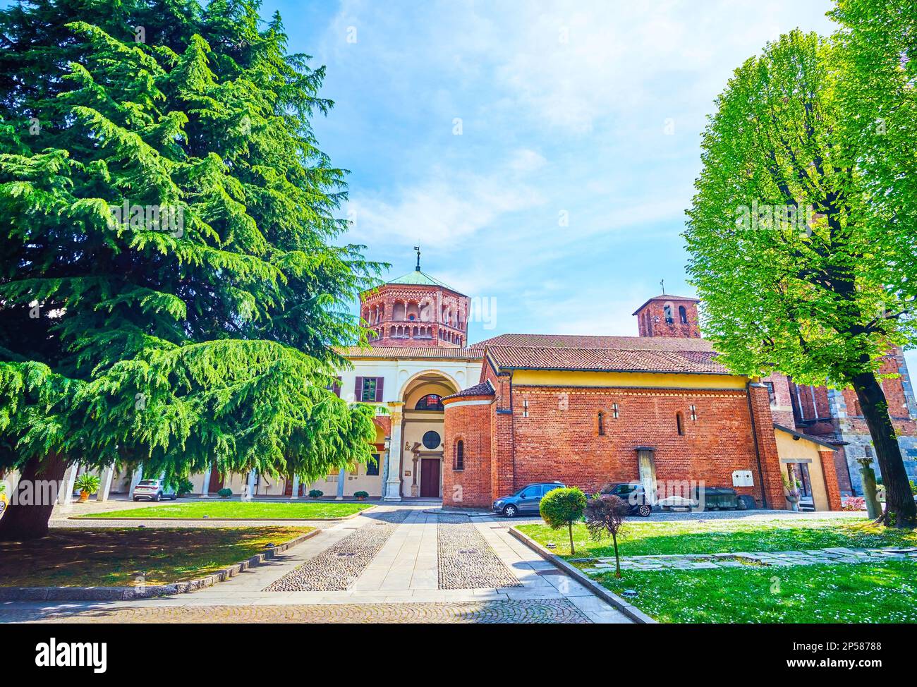 Il cortile della Basilica di Sant'Ambrogio complesso con antiche chiese e altri edifici, Milano, Italia Foto Stock