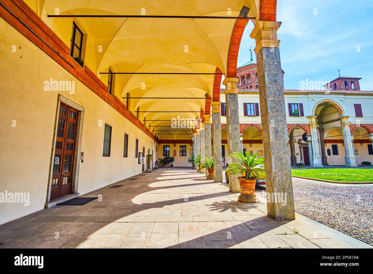 La galleria aperta e i portici del complesso Basilica di Sant'Ambrogio a Milano Foto Stock
