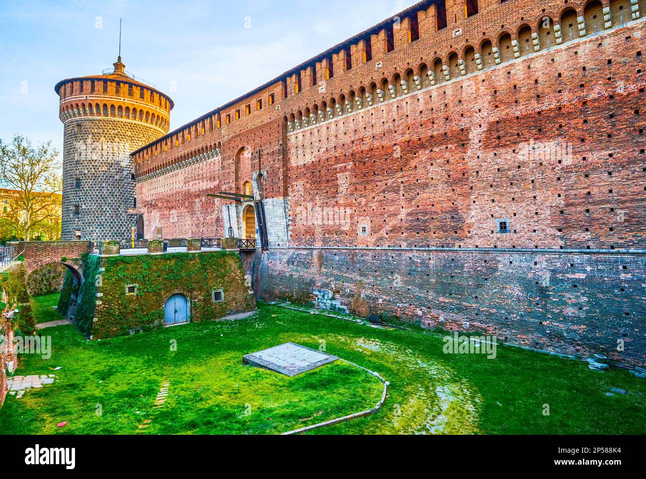 Torre del Carmine e il profondo fossato del Castello Sforzesco a Milano Foto Stock
