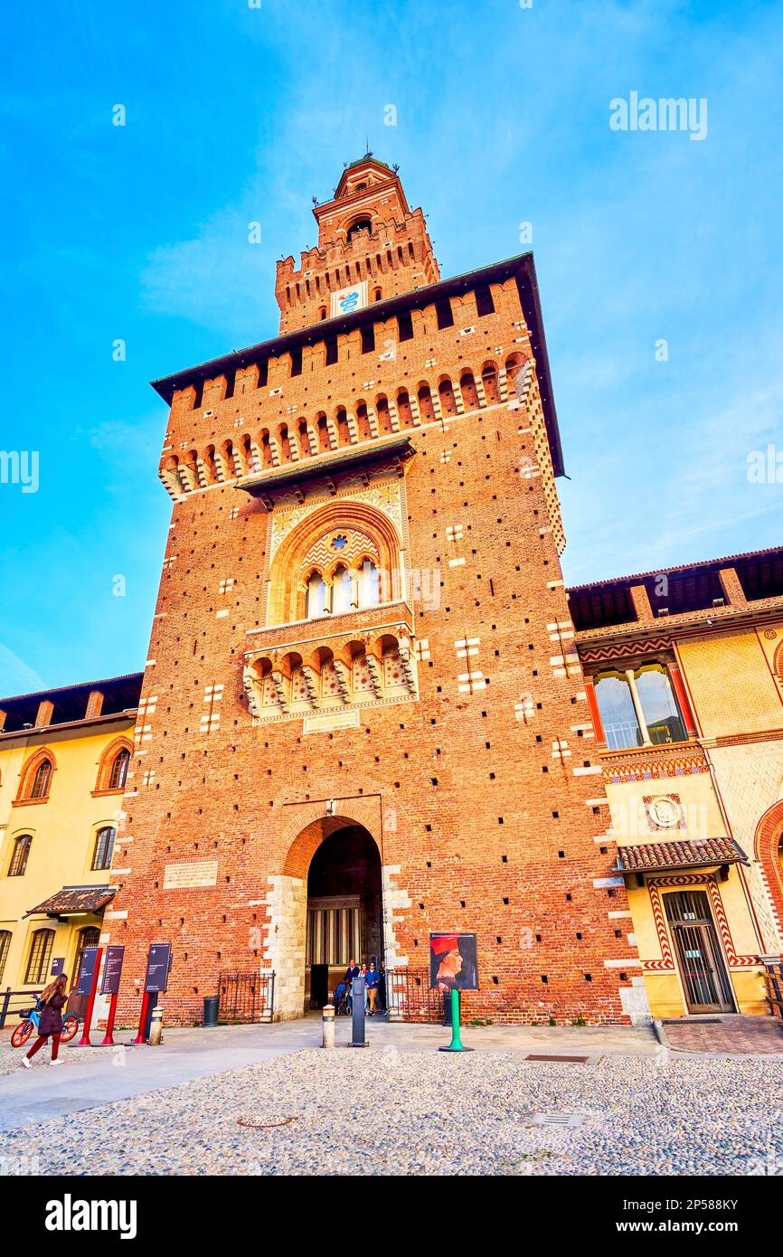 MILANO, ITALIA - 11 APRILE 2022: Torre del Filarete con l'ingresso al Castello Sforzesco, il 11 aprile a Milano Foto Stock