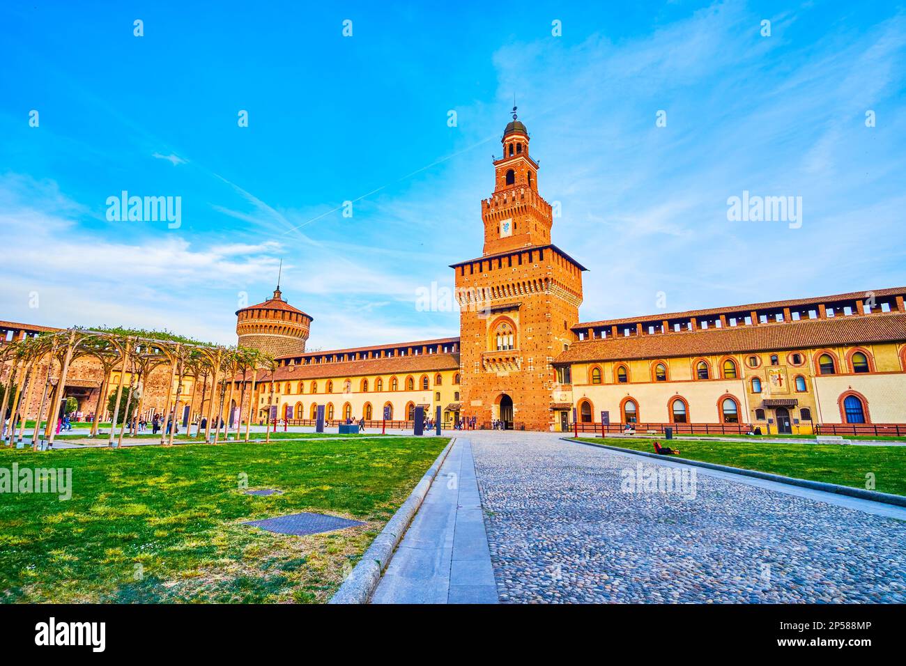 Piazza d'armi è il principale e più grande cortile del Castello Sforzesco, Milano Foto Stock