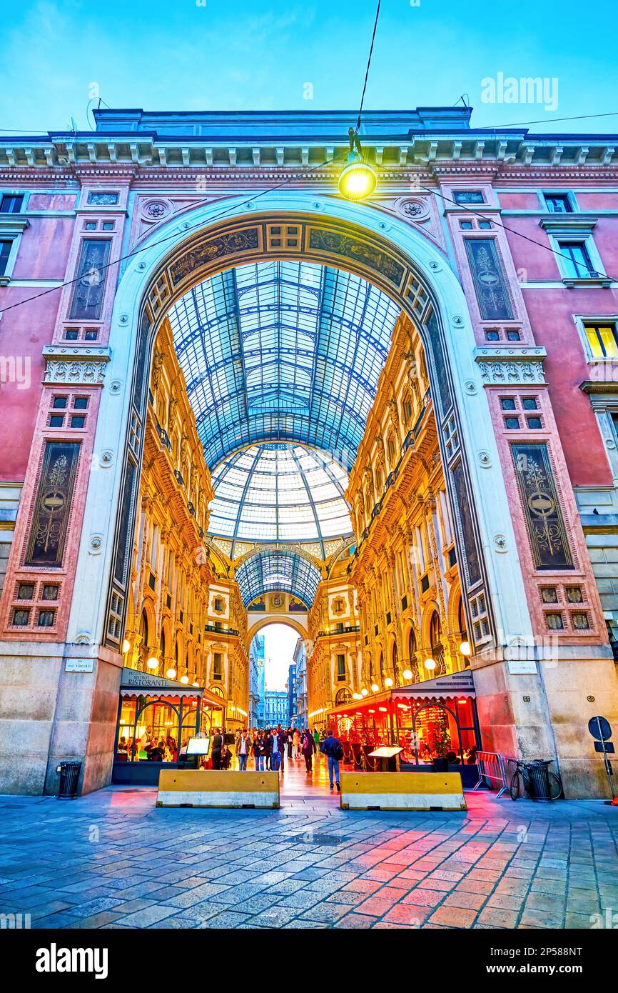 MILANO, ITALIA - 11 APRILE 2022: Il portale d'ingresso laterale della Galleria Vittorio Emanuele II, il 11 aprile a Milano Foto Stock