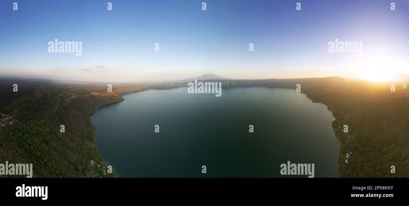 Panorama del paesaggio vulcanico in Nicaragua vista aerea drone al tramonto Foto Stock