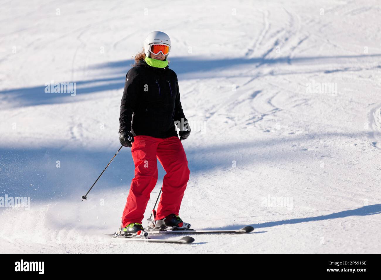 Pas de la Casa, Andorra, 07 2019 dicembre: Sciatore sulla pista di Grandvalira, la più grande stazione sciistica dei Pirenei e del sud Europa. Foto Stock