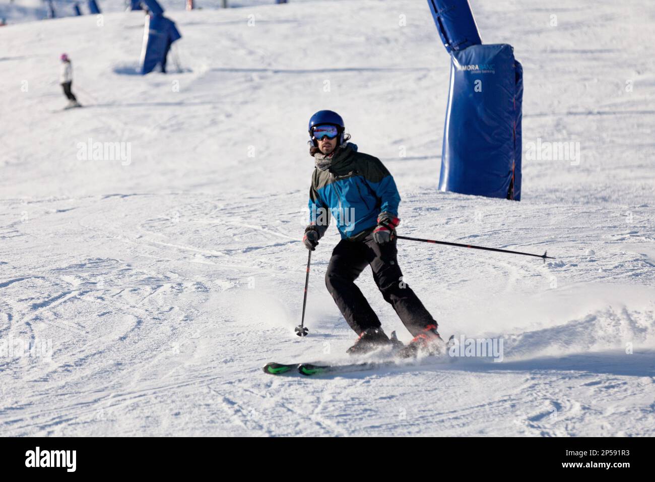 Pas de la Casa, Andorra, 07 2019 dicembre: Sciatore sulla pista di Grandvalira, la più grande stazione sciistica dei Pirenei e del sud Europa. Foto Stock