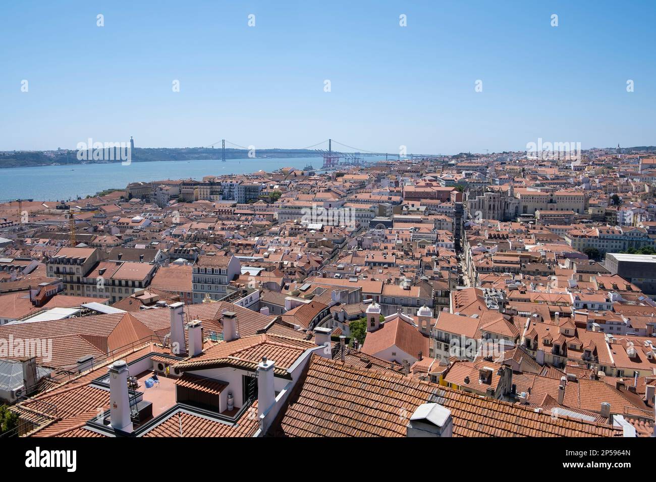 Vista della città di Lisbona dalla cima di St Georg castello con il 25th aprile ponte sul fiume Tago, orizzontale Foto Stock