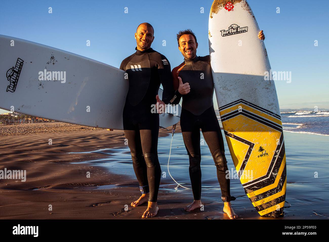 Surfers,spiaggia di Malvarrosa.Valencia, Spagna. Foto Stock