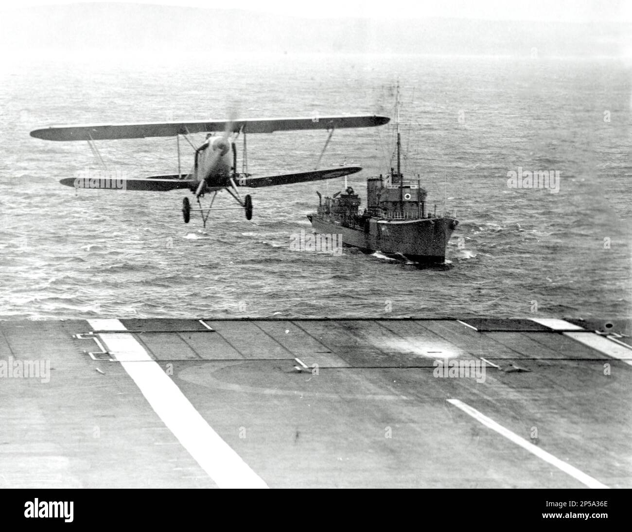 Hawker Osprey biplano in procinto di atterrare sulla portaerei HMS coraggioso, 22 febbraio 1939. Foto Stock