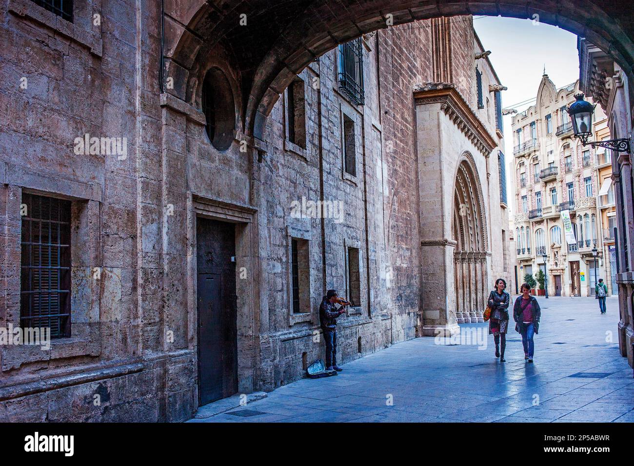Archway in Calle de la Barchilla e la facciata della cattedrale, , retro del Duomo,Valencia, Spagna. Foto Stock