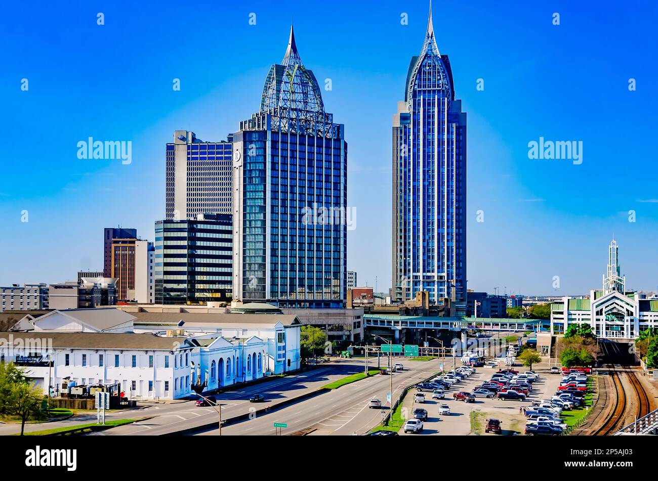 Il Renaissance Mobile Riverview Plaza e la RSA Battle House Tower sono raffigurati, il 3 marzo 2023, a Mobile, Alabama. Foto Stock