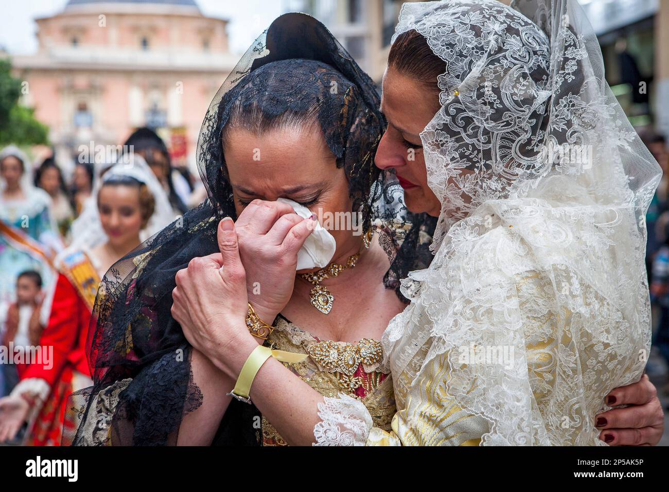 Dopo aver visto la Vergine, le donne in costume di Fallera piangere durante la parata di offerta dei Fiori, omaggio alla "Virgen de los desamparados", festival di Fallas, Pla Foto Stock