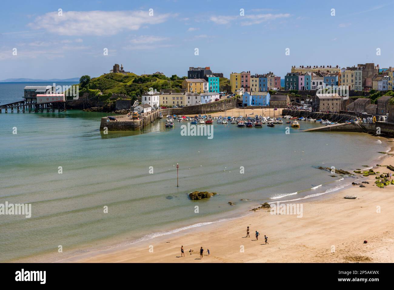 Edifici colorati e pittoreschi nella cittadina gallese di Tenby, Pembrokeshire Foto Stock