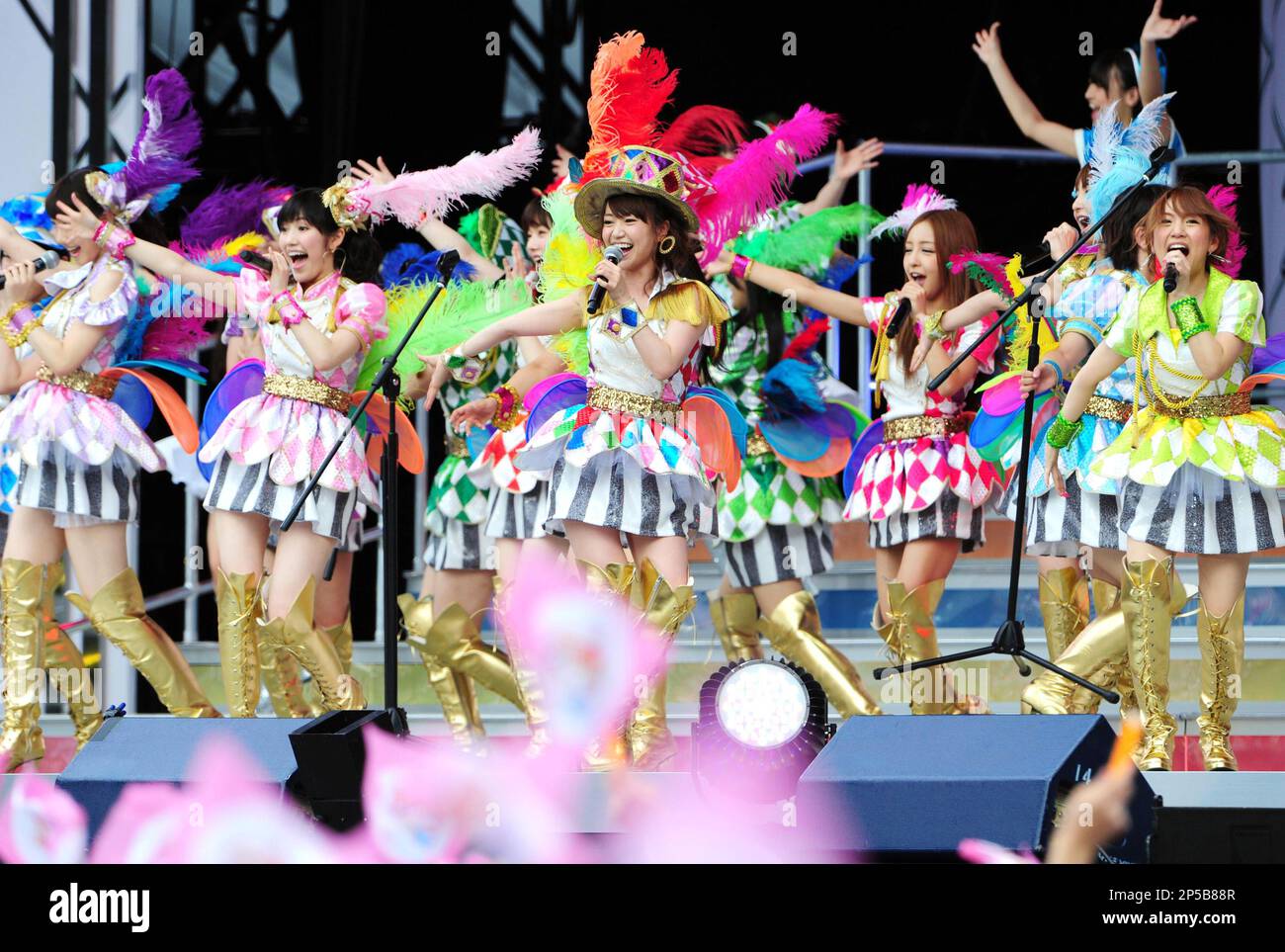 AKB48 and its sister groups members perform on stage prior to the result of Senbatsu General Election 2013 at Nissan Stadium, Yokohama, near Tokyo on June 8, 2013. Rino Sashihara, a member of HKT48, based in Hakata, Fukuoka Prefecture, took the No. 1 spot this year. Sashihara garnered 150,570 votes to secure the center position for AKB48's new single to be released on August 21st. ( The Yomiuri Shimbun via AP Images ) Foto Stock