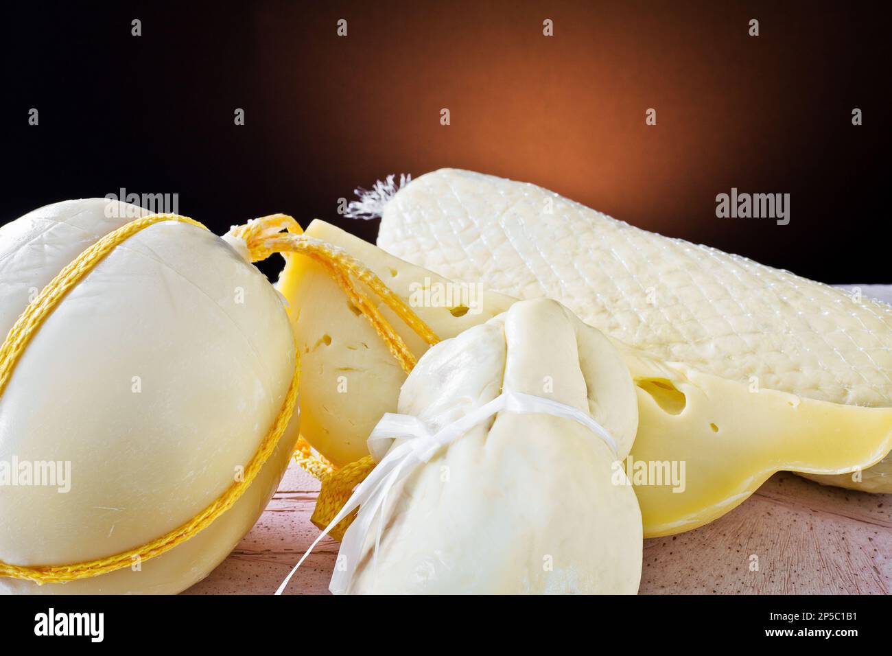 Diversi tipi di formaggi italiani: Scamorza, provolone e caciocavallo con latte vaccino. Foto Stock